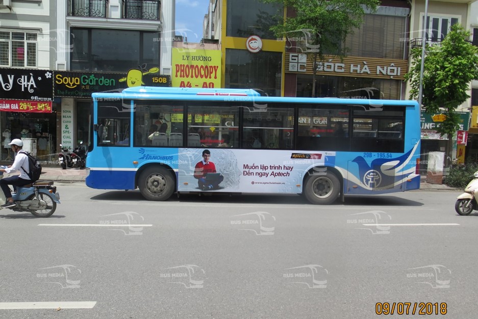 FPT Aptech và FPT Arena quảng cáo trên xe buýt