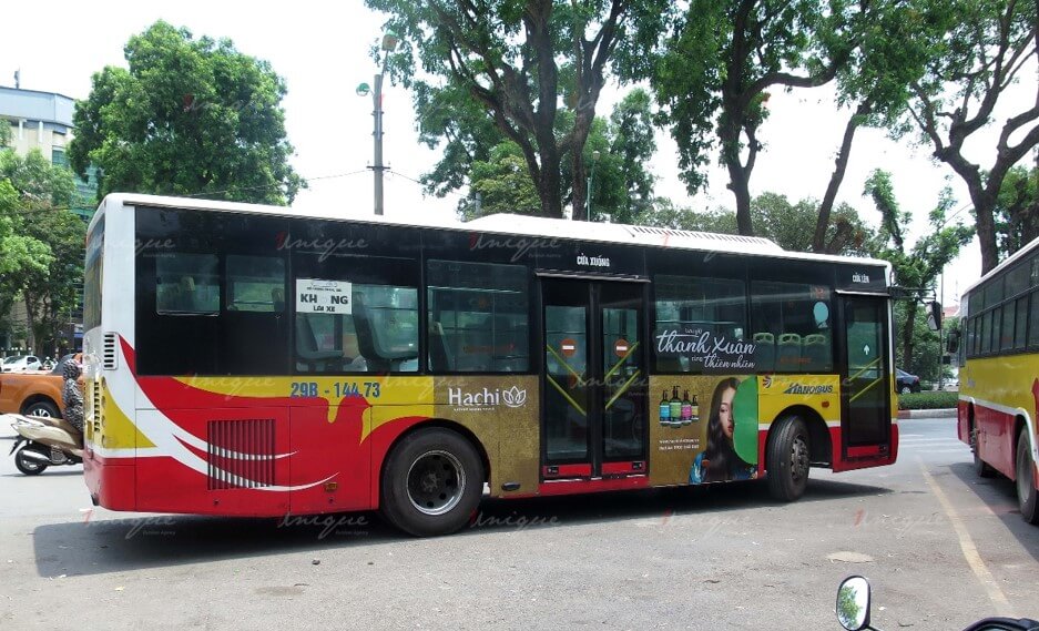 quảng cáo xe buýt cho mỹ phẩm hachi