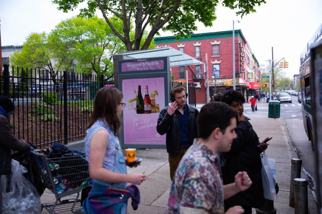 cấm quảng cáo bia rượu tại nhà chờ xe buýt
