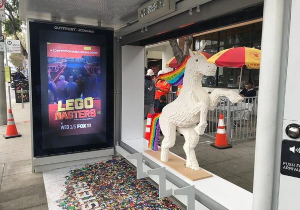 lego rainbow unicorn quảng cáo nhà chờ xe buýt