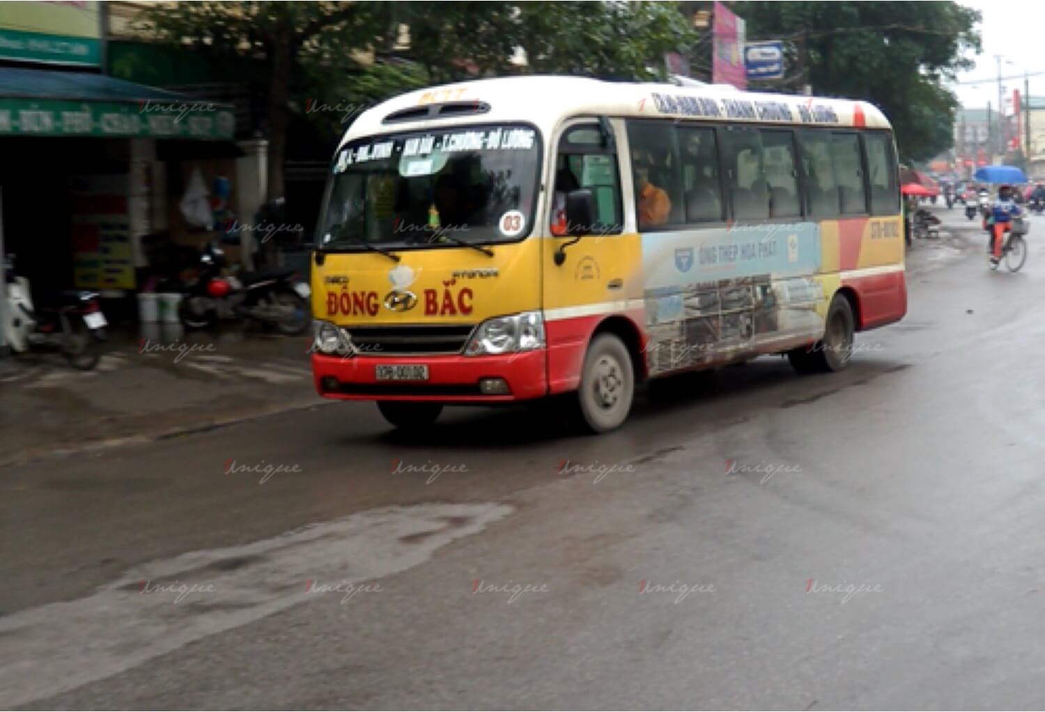 Quảng cáo xe buýt trong mùa mưa