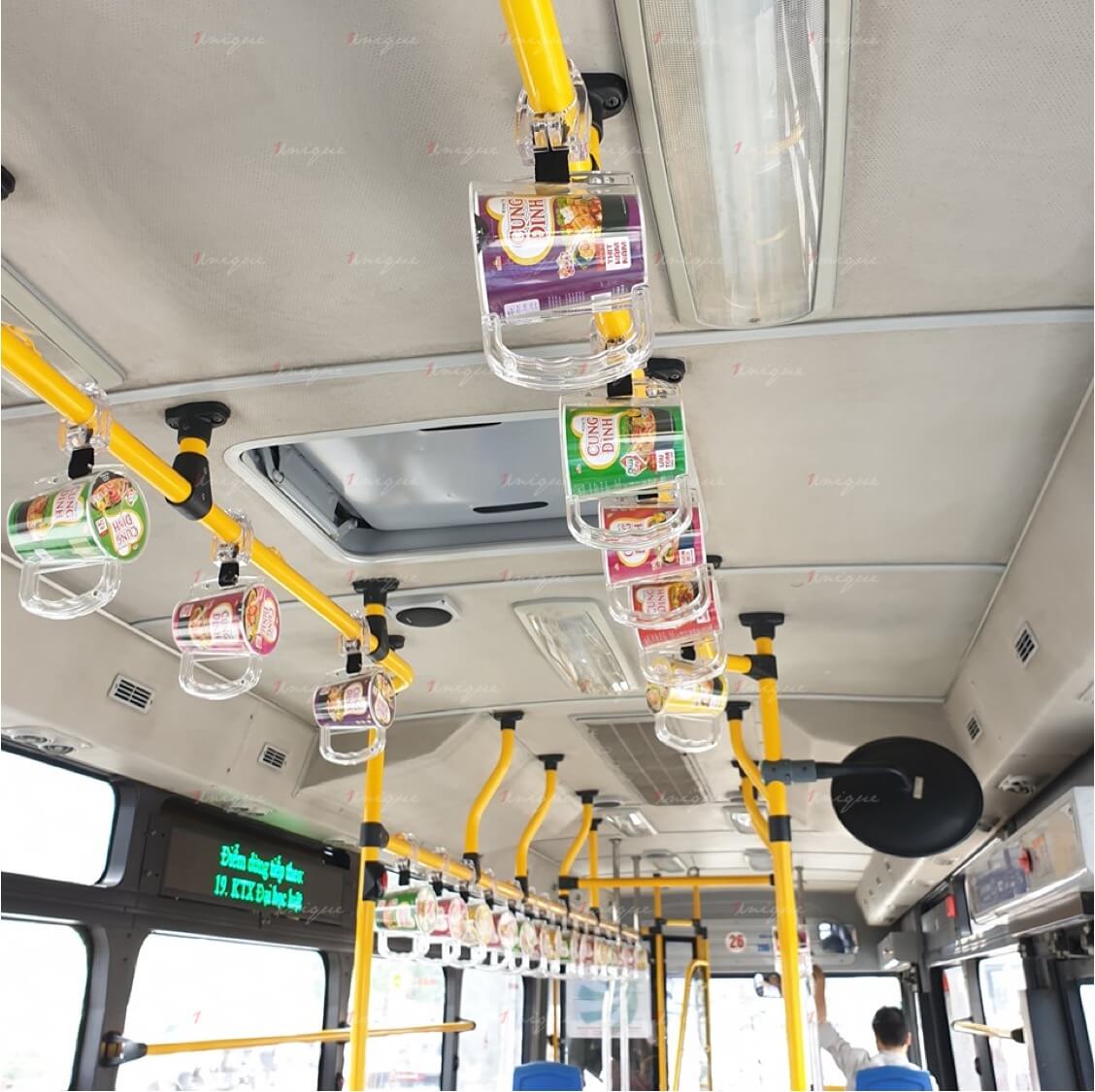 Quảng cáo xe buýt trong mùa mưa