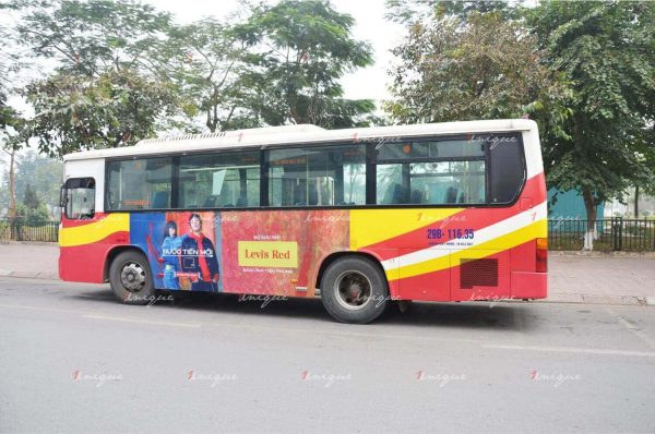 Chiến dịch quảng cáo trên xe bus của hãng thời trang Levi’s