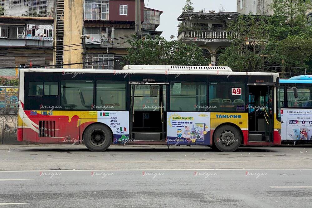 Siro Fitobimbi Omega Junior quảng cáo trên xe buýt Hà Nội